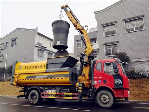 程力壓垃廠新上市的地埋式吊裝移動(dòng)壓縮垃圾清運(yùn)車及配套裝備，完美解決社區(qū)及垃圾堆放點(diǎn)臟亂差和老鼠、蒼蠅、污水橫流的垃圾儲(chǔ)存老大難頑疾；該車最新上市并召開(kāi)了產(chǎn)品推薦會(huì)，深受用戶喜愛(ài)。