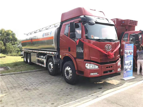 解放J6M前四后八31.5方鋁合金運油車?；囆桶踩_標下發(fā)，訂車立減6000元