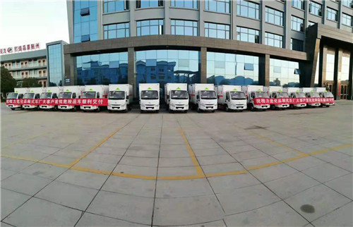 國(guó)六躍進(jìn)汽油危險(xiǎn)品廂式運(yùn)輸車，首批交付儀式順利進(jìn)行