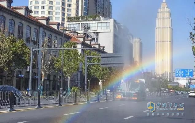 從抑塵到消毒，解放灑水抑塵車防疫消毒實(shí)力為人民服務(wù)！