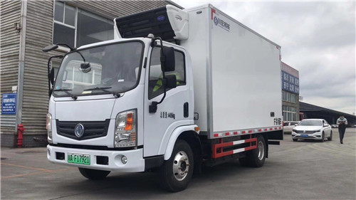 綠牌東風(fēng)插電式混合動(dòng)力冷藏車圖片參數(shù)介紹，免交購置稅，市內(nèi)不限行
