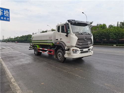 新款重汽豪沃n系列12方灑水車(chē)：環(huán)保免征齊全！