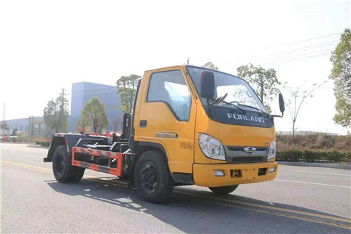 市場(chǎng)上一款雙層大梁的藍(lán)牌鉤臂垃圾車，純工程自卸車底盤，載重?zé)o敵