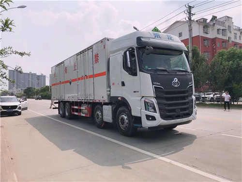 東風柳汽四軸9.4米危貨廂式車環(huán)保燃油齊全，可出2類氣瓶、氣體、腐蝕、雜項等合格證，正常辦理營運證