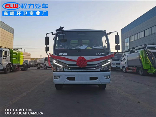 國(guó)六東風(fēng)大多利卡掃路車(chē)，水箱2.5m3 垃圾箱5m3