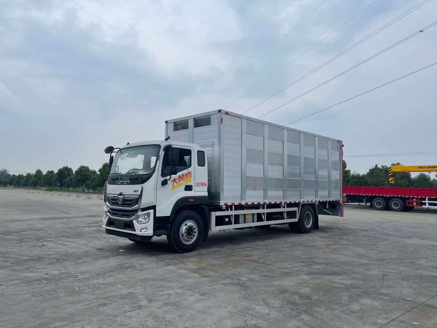 福田奧鈴單橋畜禽運(yùn)輸車，7.7米鋁合金運(yùn)豬車
