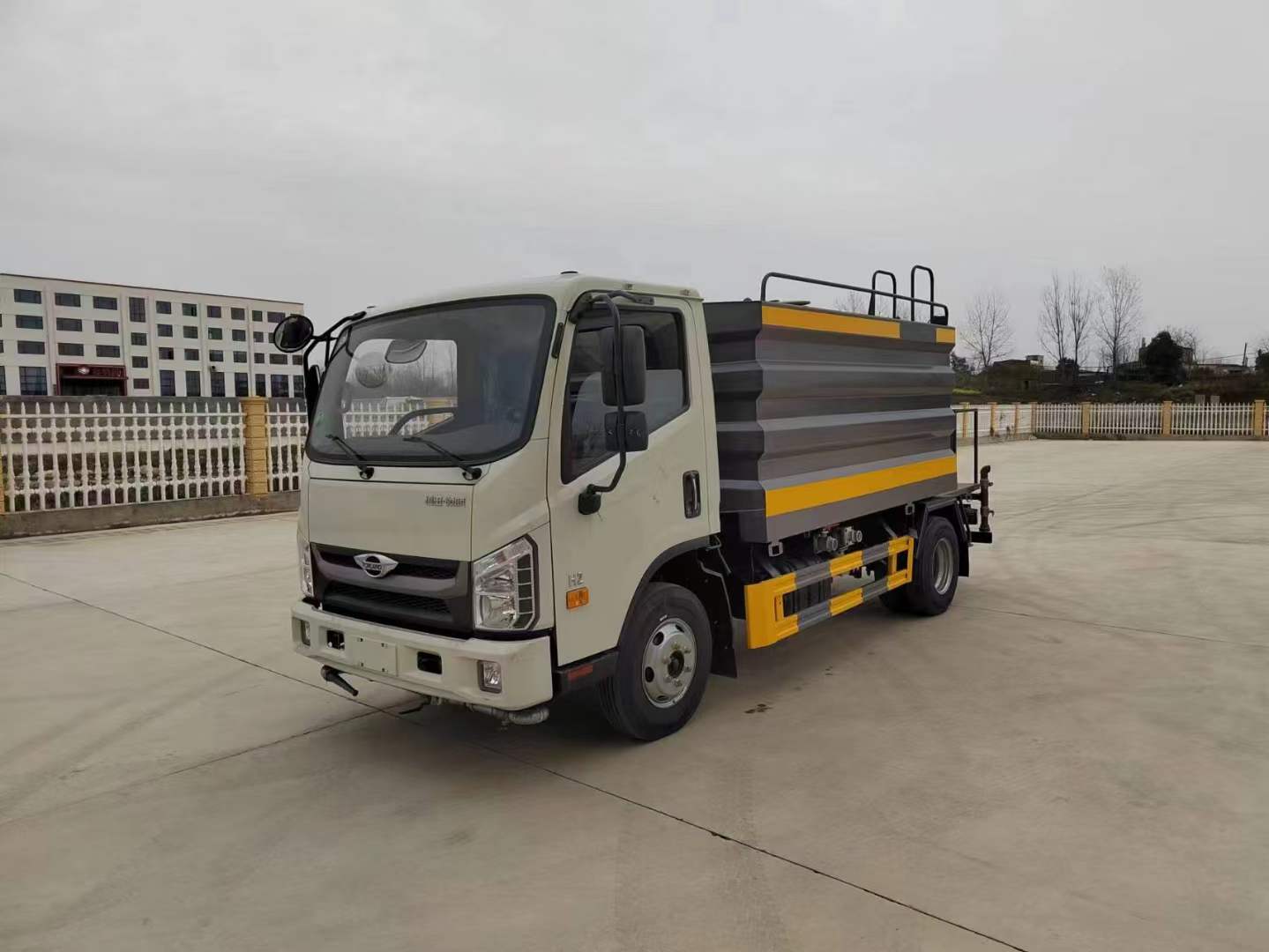 7.4噸藍牌灑水車！福田領(lǐng)航H2藍牌灑水車