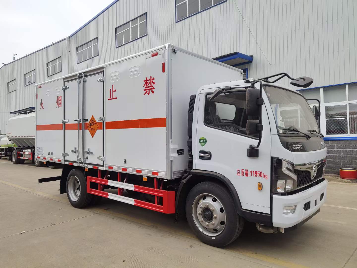 東風(fēng)福瑞卡F7氣瓶運(yùn)輸車，危貨廂式車，訂車返2000油卡