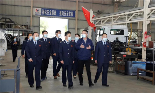 稅務(wù)局領(lǐng)導(dǎo)參觀了程力汽車集團(tuán)工業(yè)園的自動(dòng)化生產(chǎn)流水車間后，對(duì)其給予了高度評(píng)價(jià)；在目前疫情環(huán)境嚴(yán)峻的大環(huán)境下，程力汽車集團(tuán)所展現(xiàn)出的雄厚實(shí)力是對(duì)隨州市經(jīng)濟(jì)復(fù)蘇穩(wěn)步發(fā)展的重要保障，是穩(wěn)固全市稅收工作的重要基石。