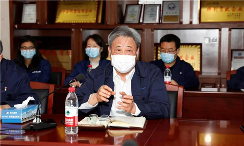 程力汽車集團(tuán)黨委書記何儒安，向市稅務(wù)局第一稽查局的相關(guān)領(lǐng)導(dǎo)匯報(bào)了2019年度以及疫情期間的黨務(wù)工作。