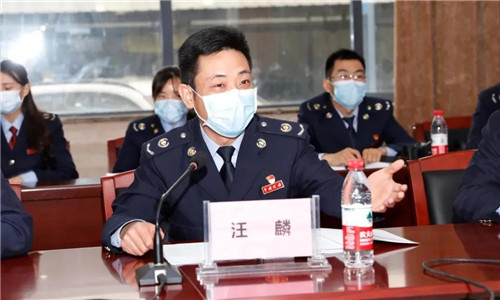 在座談中，隨州市稅務(wù)局第一稽查局汪局長(zhǎng)表示，希望程力汽車集團(tuán)牢牢把握好這次國(guó)家大力扶持優(yōu)秀民營(yíng)企業(yè)的政策機(jī)遇，切合自身實(shí)際情況，找準(zhǔn)發(fā)展點(diǎn)擴(kuò)大自身優(yōu)勢(shì)，爭(zhēng)取能夠順利完成年度70億生產(chǎn)總值的目標(biāo)任務(wù)，實(shí)現(xiàn)公司的穩(wěn)步快速發(fā)展。