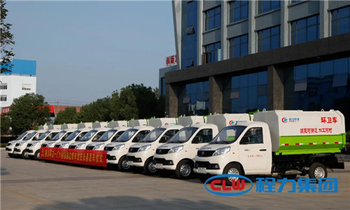  這種小型鄉(xiāng)鎮(zhèn)主流環(huán)衛(wèi)垃圾清運(yùn)車，底盤離地角高，通過性好，箱體方正有效容積率大，特別適合我國鄉(xiāng)村道路作業(yè)，在廣大鄉(xiāng)鎮(zhèn)及農(nóng)村市場(chǎng)非常受歡迎。