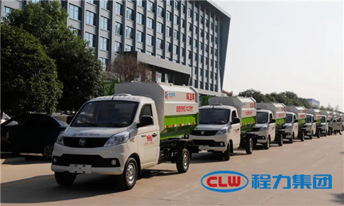  這種小型鄉(xiāng)鎮(zhèn)主流環(huán)衛(wèi)垃圾清運(yùn)車，底盤離地角高，通過性好，箱體方正有效容積率大，特別適合我國鄉(xiāng)村道路作業(yè)，在廣大鄉(xiāng)鎮(zhèn)及農(nóng)村市場(chǎng)非常受歡迎。