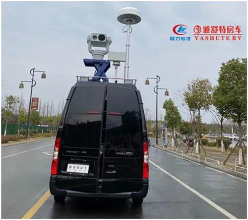 福特新世代通信指揮車正是利用先進(jìn)的大功率廣播指揮系統(tǒng)、現(xiàn)代無線通信技術(shù)、計(jì)算機(jī)技術(shù)、圖像采集技術(shù)、無線圖像傳輸技術(shù)、強(qiáng)光照明技術(shù)等，實(shí)現(xiàn)單兵－指揮車－指揮中心的通信聯(lián)絡(luò)、指揮調(diào)度等功能，是公安、消防、武警及人防等部門針對(duì)大型混亂現(xiàn)場(chǎng)的群眾疏散、搶險(xiǎn)救援的綜合移動(dòng)平臺(tái)，是現(xiàn)代通信技術(shù)及其它高科技技術(shù)的綜合運(yùn)用。