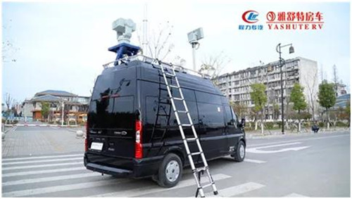 外部：配備便攜式登頂梯， 在車體尾門做加強(qiáng)板預(yù)埋，設(shè)計(jì)登頂梯連接件，并裝有防滑腳踏板，結(jié)構(gòu)強(qiáng)度高，使用安全、可靠。