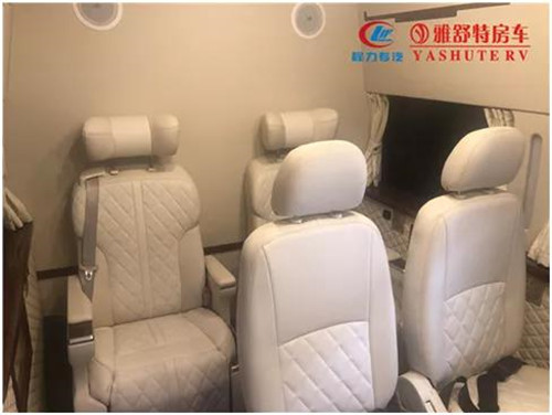 座椅：獨(dú)立座椅 2 套，供機(jī)柜工作臺(tái)操作人員使用。操作員座椅后部是領(lǐng)導(dǎo)座席，布置有 2 套獨(dú)立座椅，左側(cè)座椅配備有壁掛式翻板桌，配備有折疊式支腿，桌面有茶杯座，收納時(shí)可以直接可供臨時(shí)辦公、休息使用。車頂找平后，采用整體軟包覆處理，裝配有頂置空調(diào)，配備有組合式航空頂燈。