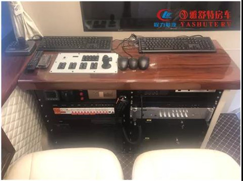 工作臺(tái)：機(jī)柜上部為實(shí)木工作臺(tái)面，安裝有頂部云臺(tái)攝像機(jī)控制手柄，便于操作人員辦公使用；