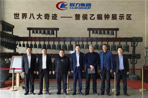 在程力汽車集團(tuán)總部迎賓大廳，雙方代表觀摩世界八大奇跡編鐘后合影紀(jì)念　　